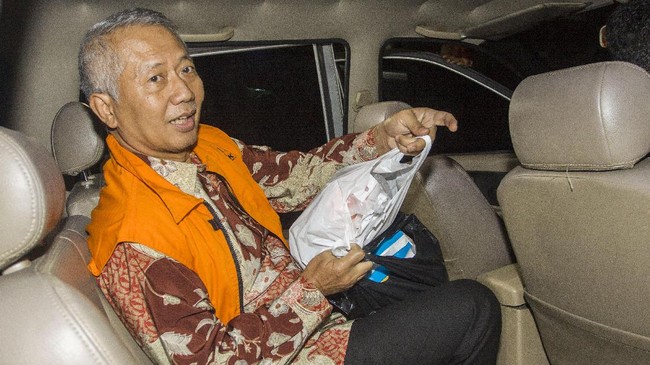 Dalam satu kali acara, Antonius Tonny Budiono memberikan uang sejumlah Rp100 juta hingga Rp150 juta untuk paspampres.