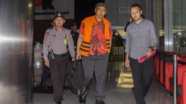 Pengusaha Adiputra Kurniawan mengaku pertama bertemu eks Dirjen Hubla Antonius Tonny Budiono pada 2016 dan sudah memberi uang 'terima kasih' Rp300 juta.