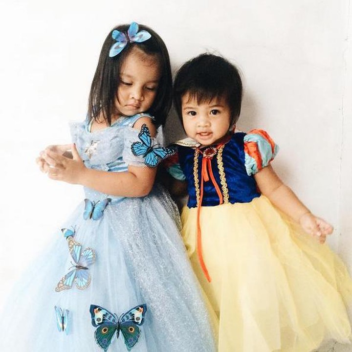 <p>Lucu nih, sama-sama memakai gaun princess. (Foto: Instagram @ulilolil)<br /><br /></p>