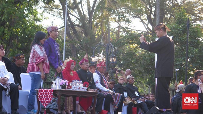 Usai menyapa warga di depan Gedung Sate, Jokowi juga berinteraksi di Taman Vanda. Ia juga tak melupakan keinginan warga yang ingin berfoto bersama dirinya.