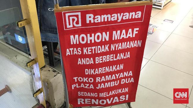 Karyawan Ramayana Bogor Tak Tahu Isu Penutupan Toko Menjadi salah satu gerai yang akan ditutup, Ramayana Jambu Dua, sedang direnovasi. Karyawannya mengaku tak tahu soal isu penutupan toko.