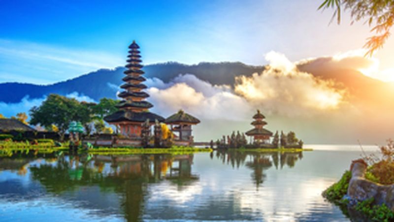 Bali selalu bisa memikat tiap orang akan keindahannya. Giliran ratusan delegasi angkatan laut dari 43 negara yang terpukau oleh Bali
