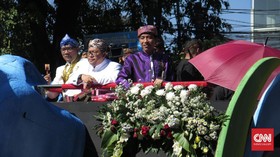 Ketika Jokowi Digoda Warga saat Karnaval Kemerdekaan Bandung
