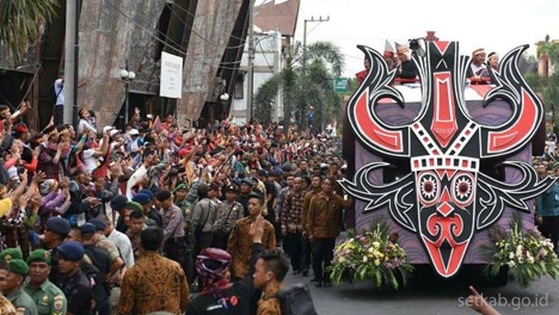 Presiden Joko Widodo memeriahkan Karnaval Pesona Parahyangan 2017 di Kota Bandung. 