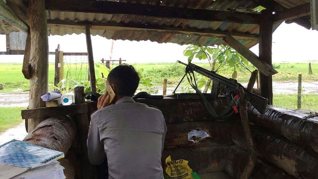 Serangan itu menewaskan setidaknya 89 orang, termasuk 12 pasukan keamanan Myanmar dan 77 militan Rohingya. Militan itu mengepung pos polisi pada Jumat (25/8).
