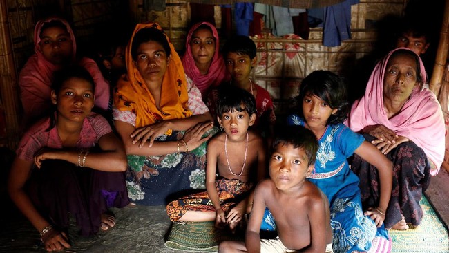 Ribuan warga Rohingya yang melarikan diri dari konflik bersenjata dengan militer Myanmar terjebak di wilayah tak bertuan di perbatasan Bangladesh.