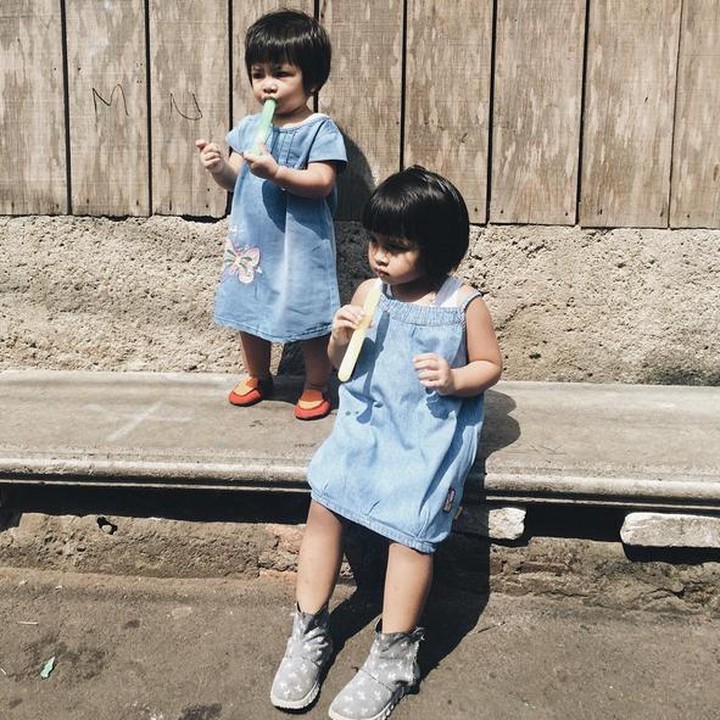 <p>Sama-sama memakai dress jeans, mereka juga kompak minum es. (Foto: Instagram @ulilolil)</p>