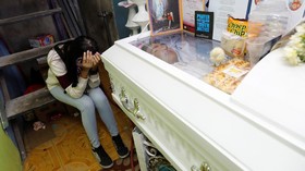 FOTO: Histeria Pemakaman Korban Tembak Anti Narkoba Duterte