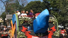 VIDEO: Jokowi Bagi-bagi Baju di Karnaval Kemerdekaan Bandung