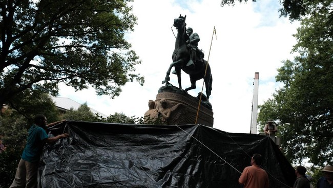 Sejumlah negara bagian Amerika Serikat berusaha menghilangkan monumen peringatan Konfederasi dan nama-nama tokoh Negara Konfederasi yang dianggap rasis.