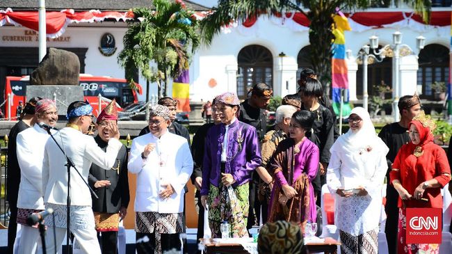 Selendang batik bermotif bunga dan burung yang dipakai Iriana Jokowi saat Karnaval Kemerdekaan ternyata sudah pernah dipakai berkali-kali di depan publik. 