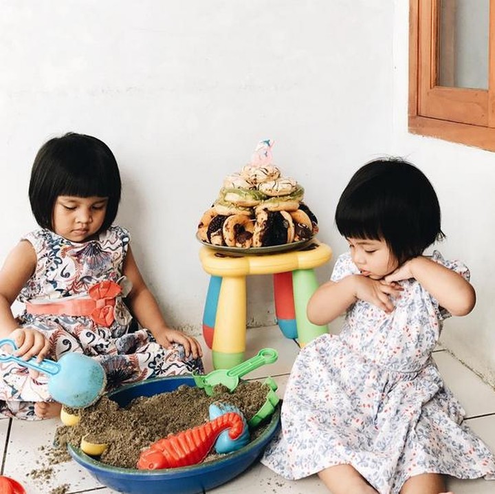 <p>Mereka pun nggak berebut mainan. Keren! (Foto: Instagram @ulilolil)</p>
