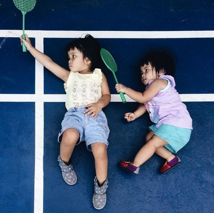 <p>Tampaknya kakak adik ini kecapaian setelah main badminton. Gemas! (Foto: Instagram @ulilolil)</p>