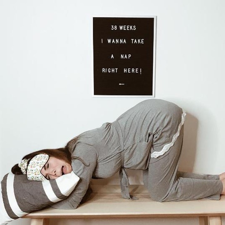 Begini deh kalau lagi hamil. Posisi tidur aja bikin serba salah ya. Huaaaa!  (Foto: Instagram/ @mayavorderstrasse)
