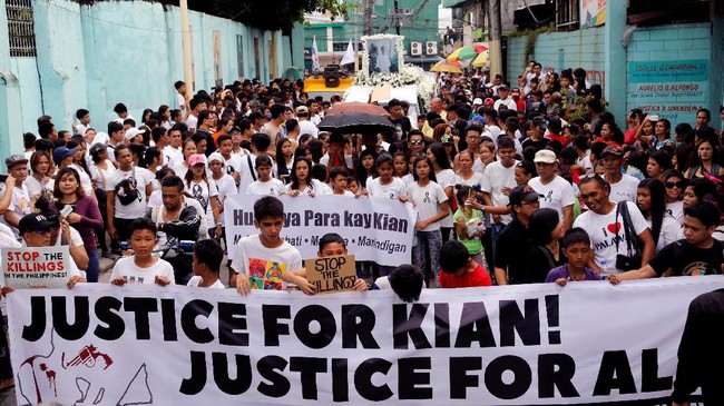 FOTO: Histeria Pemakaman Korban Tembak Anti Narkoba Duterte