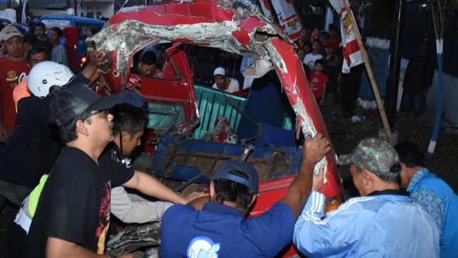 Kecelakaan maut ini total melibatkan 13 kendaraan. Sementara polisi sudah mengamankan sopir truk tronton yang jadi awal malapetaka di Kabupaten Malang tersebut.