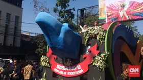 Dimintai Sepeda, Jokowi Bagikan Kaus di Karnaval Kemerdekaan
