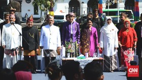 Beskap Ungu dan Sandal Tasik Jokowi di Karnaval Kemerdekaan