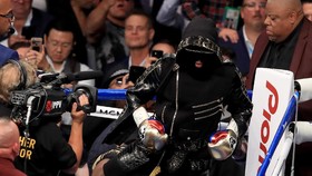 Kala Topeng Mayweather Jadi Bahan Lelucon Netizen