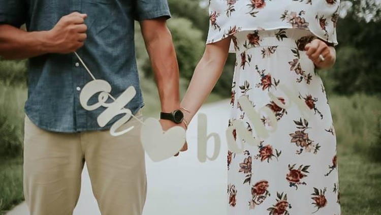 Menyampaikan kabar kehamilan ke suami dengan cara romantis ini mungkin bisa dicontek.