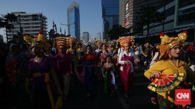 FOTO: Merayakan Kebinekaan Indonesia dengan Kain Tradisional