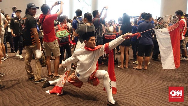 Seorang pendukung tim voli Indonesia menjadi sorotan di sekitar venue. Ia mengaku sengaja datang jauh ke Malaysia demi Islam dan Indonesia.