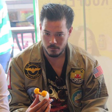 Zack Lee Unggah Foto Cium Kakak Nadiem Makarim, Pacaran?