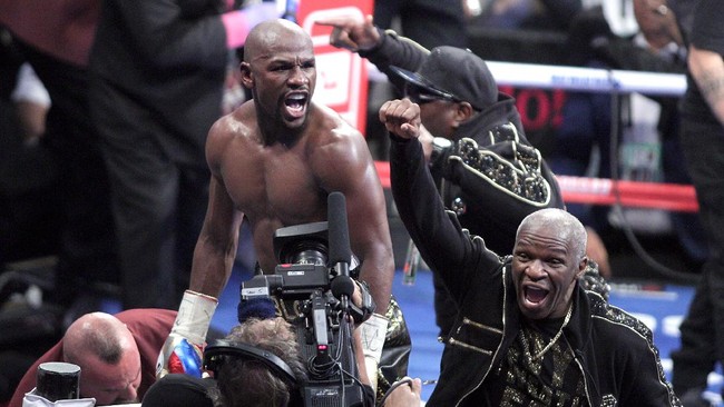 Mantan juara dunia tinju Floyd Mayweather Jr. yang memiliki rekor sempurna akhirnya merasakan sensasi tersungkur di hadapan lawan.