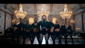 9 Gaya Busana Ikonis Taylor Swift di Video Musik Terbaru