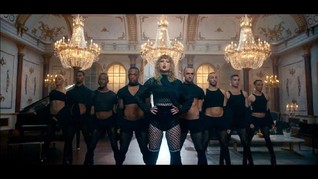 9 Gaya Busana Ikonis Taylor Swift di Video Musik Terbaru