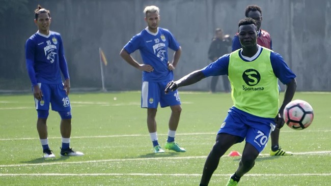 Penyerang asal Chad Ezechiel N'Douassel dikabarkan mundur dari Persib Bandung setelah mencetak 15 gol musim ini.