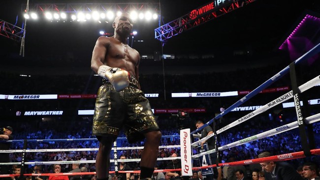 Floyd Mayweather Jr. dikabarkan ingin menghadapi Conor McGregor dan Khabib Nurmagomedov sekaligus.