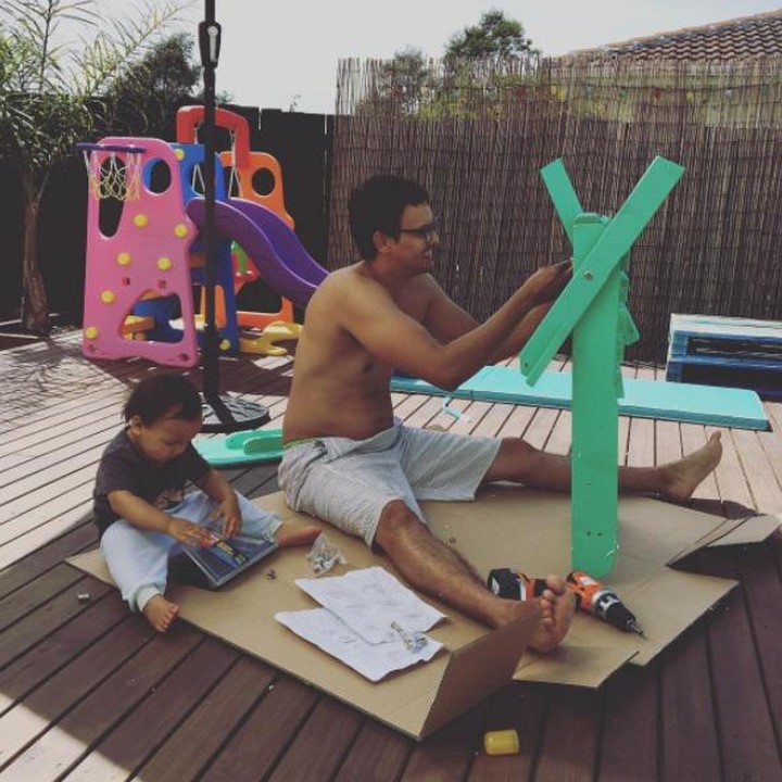 <div>Karena si kecil nggak sabar, jadi dia bantuin si ayah deh biar tempat bermainnya cepet selesai. Hi hi. (Instagram: @pisang196)</div><div> </div>