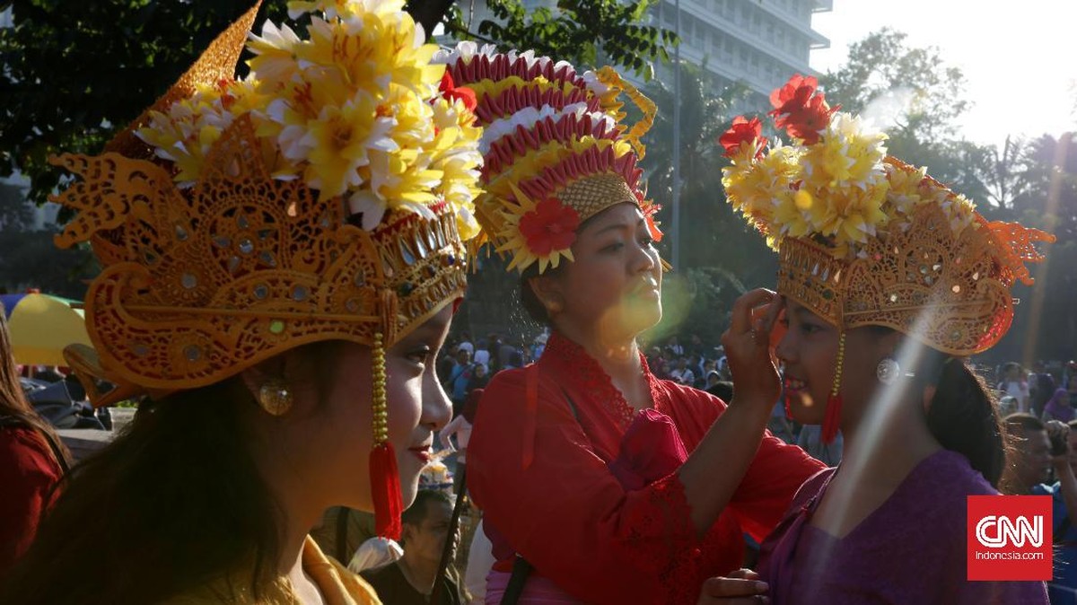 FOTO: Merayakan Kebinekaan Indonesia dengan Kain Tradisional