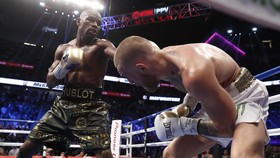 Mayweather Jr. Menang TKO atas McGregor di Ronde ke-10