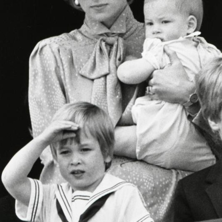 Pangeran William dan Pangeran Harry kerap terlihat ikut bersama Putri Diana saat harus melakukan kegiatan kerajaan. Meski telah menjadi Bunda, gaya Putri Diana pun tetap stylish. (Foto: Dok. Reuters)