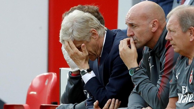 Usai kekalahan dari Liverpool, desakan agar Arsene Wenger dipecat manajemen Arsenal kembali muncul. Tagar #WengerOut pun kembali ramai di media sosial.