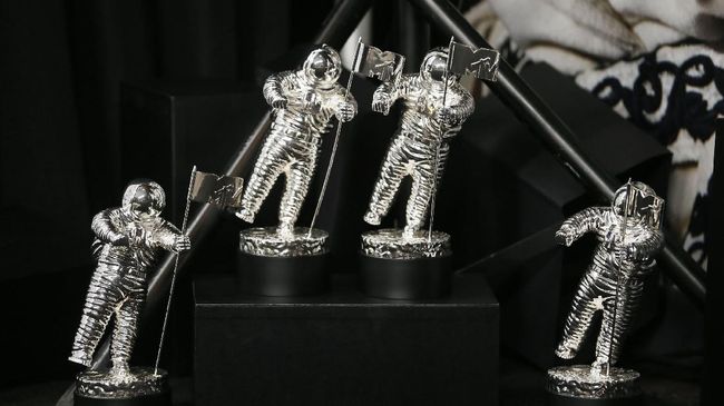 MTV VMA punya pernyataan kuat soal pelarangan Donald Trump atas transgender di tubuh militer. Penyelenggara bahkan mengganti piala Moon Man jadi Moon Person.