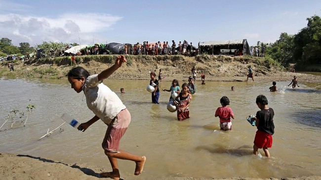 Militer Bangladesh menemukan 20 jenazah warga Rohingya yang tewas ketika kapal pengangkut mereka kandas akibat tembakan tentara Myanmar. 