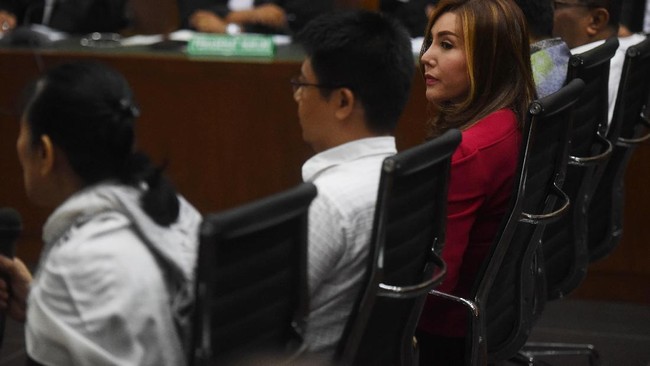 Istri tersangka korupsi e-KTP Andi Narogong, Inayah, mengaku memiliki perusahaan yang pernah menyediakan perlengkapan bagi polisi seperti rompi antipeluru.