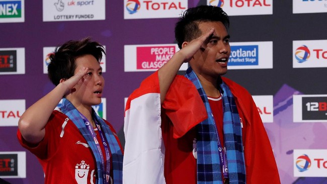 Publik sejatinya sudah mulai ikhlas melihat penurunan performa Liliyana Natsir, namun ia kembali membuat Indonesia jatuh cinta lewat gelar juara dunia.