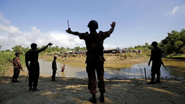 Dua pengungsi Rohingya bernama Hasan dan Elias ditahan karena menyembunyikan 3.000 pil narkoba Yaba di dubur mereka.