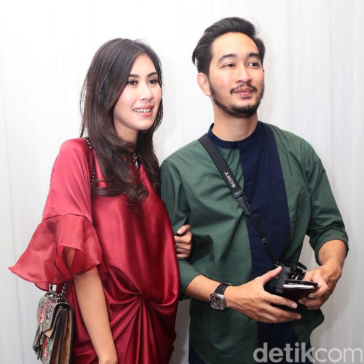 <p>Sebelum menikah, pasangan ini pertama kali bertemu dalam sebuah acara musik di televisi swasta. Di sana, Syahnaz menjadi host sedangkan Jeje hadir sebagai pengisi acara bersama bandnya. (Foto: Syahnaz dan Jeje/Desi)</p>