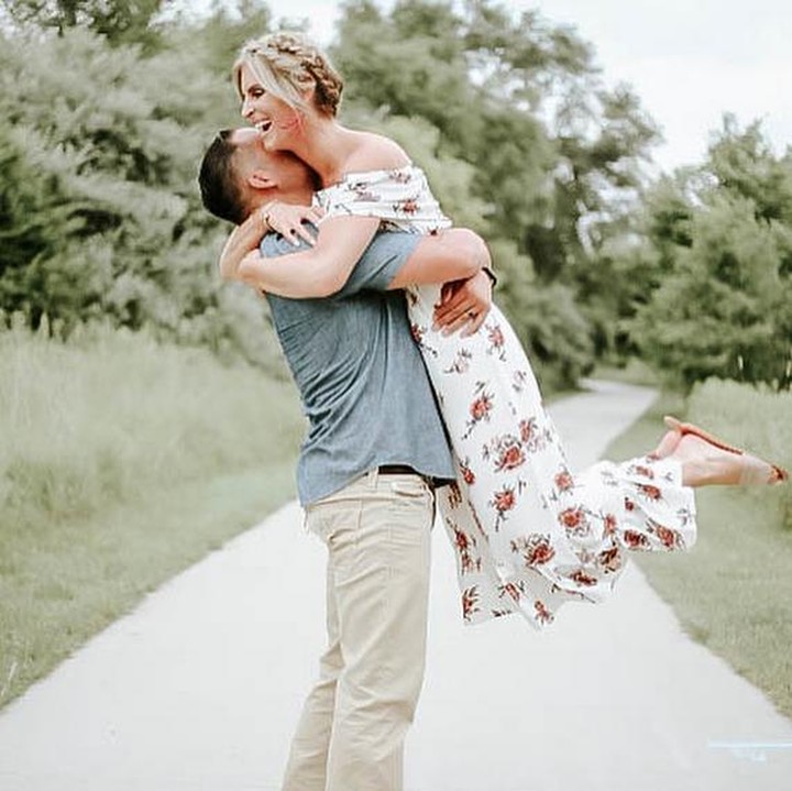 <div> Senyum dari lubuk hati terdalam dari pasangan suami istri yang sebentar lagi akan jadi orang tua. (Foto: Instagram/@chelsiemorales)</div><div> </div>