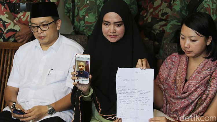 Istri Novel Baswedan, Rina Emilda bercerita kondisi terkini suaminya. Ia juga berharap segera bertemu dengan Presiden Joko Widodo (Jokowi).