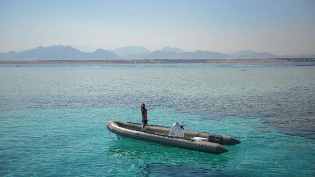 Sharm El Sheikh merupakan kawasan resor mewah di Mesir yang semakin ramai didatangi turis untuk berjemur sampai menyelam.