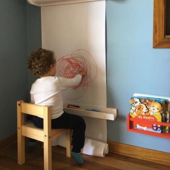 <p>Ini merupakan salah satu trik kegiatan montessori sekaligus mengasah kreativitas orang tua, biar anak nggak coret-coret tembok (Instagram: @tadahdesign)</p>