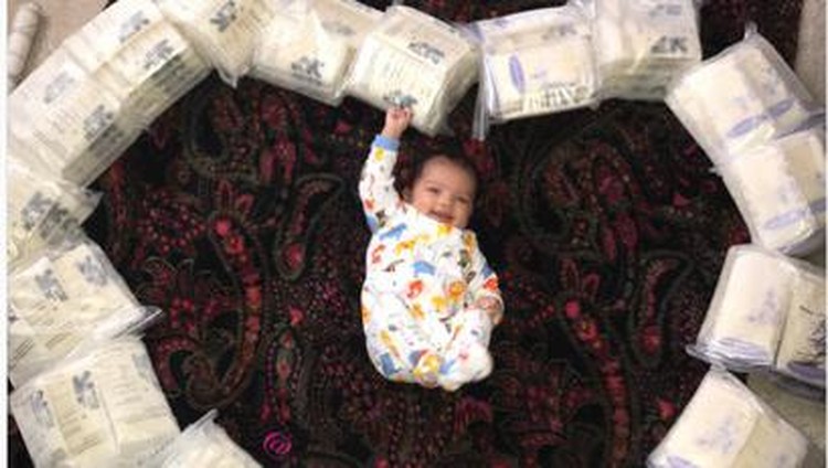 Cerita Inspiratif di Balik Foto ASI Perah dan Bayi Lucu Apa yang Bunda pikirkan saat melihat foto bayi lucu dengan puluhan bungkus ASI perah ini?