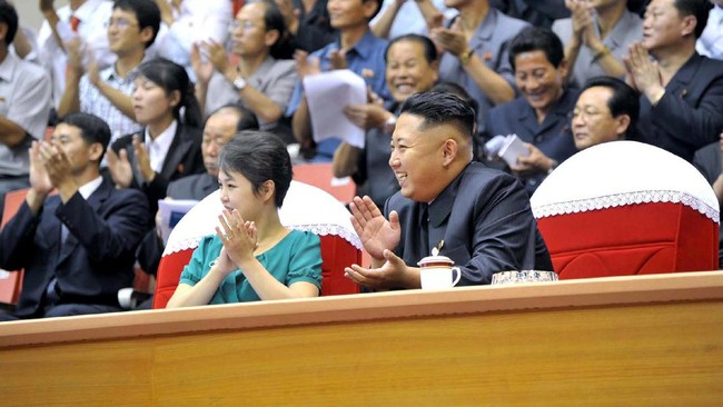 Ri Sol-ju, istri Pemimpin Tertinggi Korea Utara, Kim Jong-un, kembali muncul terlihat setelah hampir setahun menghilang.