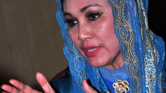 Selain Wali Kota Tegal Siti Mashita Soeparno yang telah ditangkap, KPK tengah memburu pihak swasta yang diduga sebagai pemberi suap.